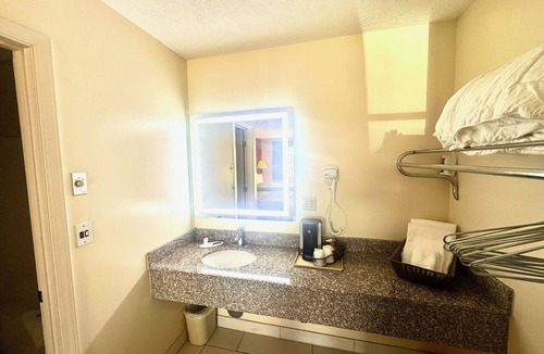 Dobson Hotel | Surry Inn - Dobson - I-77 - Exit 93