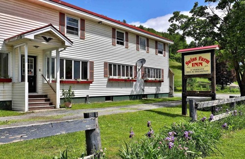 Pittsfield Hotel | Swiss Farm Inn - RM12 "Pipe Dream" 2 Double Beds