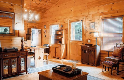 Piper Gap Cabin | Take in Nature @ Whispering Woods, Secluded and Stylish