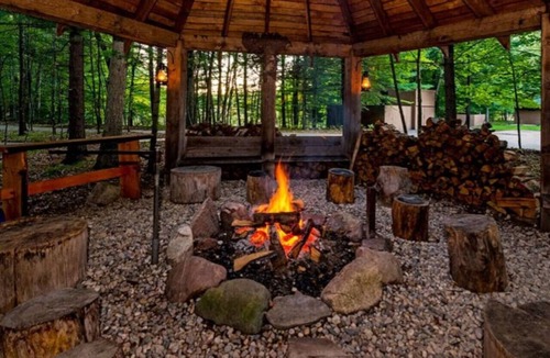 Bitely Cabin | Ten Bdr Lodge with Private Lake & More!