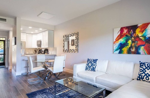 Central Naples Condo | Tennis/Pickleball Hot Tub Pool 5m-Beach & Dwntwn