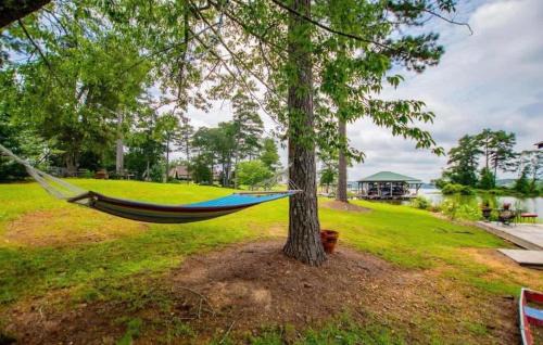 Lincoln House | The Blue Heron Lakehouse! Superb 6-BR home Logan Martin Lake in charming Lincoln