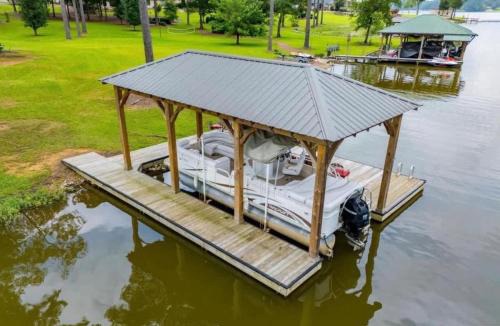 Lincoln House | The Blue Heron Lakehouse! Superb 6-BR home Logan Martin Lake in charming Lincoln