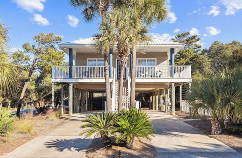 Gulfview Heights House | The Blue Parrot Cottage: ONE BLOCK TO BEACH ACCESS, PRIVATE POOL, SLEEPS 6!