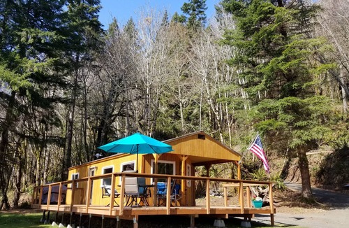 Rosburg Cabin | The Coho Cabin is located at the historic fishing town of Pillar Rock.
