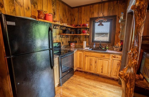 Goldbond Cabin | The Cowboy Cabin at Four Fillies Lodge w/Hot Tub