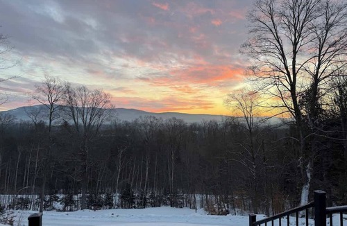 South Londonderry Apartment | The Deerwood Tiny Home | Mtn Views w/Fireplace!