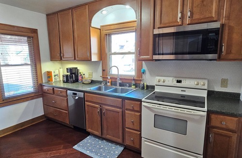 La Crosse House | The Drift Inn, Old charm, Quiet, Fenced backyard, Close to Onalaska & La Crosse
