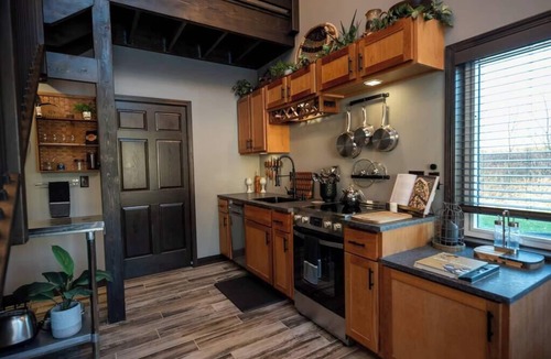 Decorah House | The Driftless Blue Villa | Hot Tub & Fireplace | Close to Downtown
