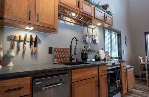 Decorah House | The Driftless Blue Villa | Hot Tub & Fireplace | Close to Downtown