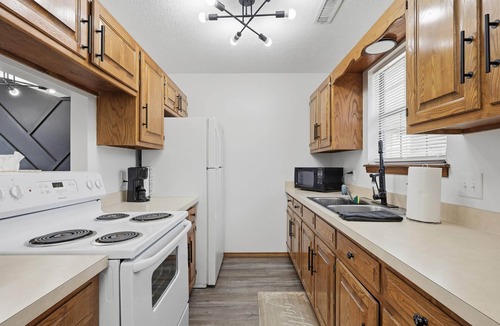 Pittsburg Apartment | The Goldfinch: Townhouse Mins to University Sleeps 6
