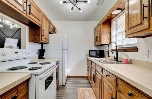 Pittsburg Apartment | The Goldfinch: Townhouse Mins to University Sleeps 6