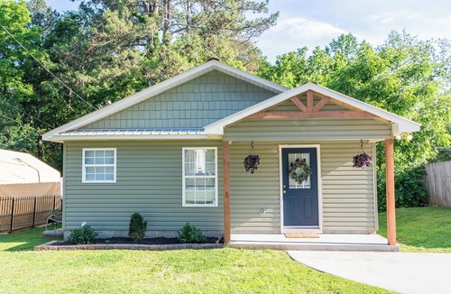 Cullman House | The Greenhouse: Walking Distance to Downtown