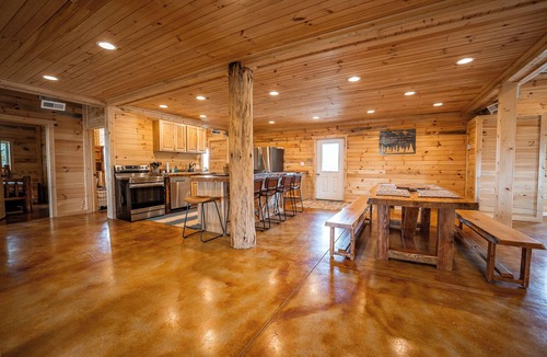 Hamden Cabin | The Hilltop at Puritan Ridge, sleeps up to 14 guests near Ohios top attractions!