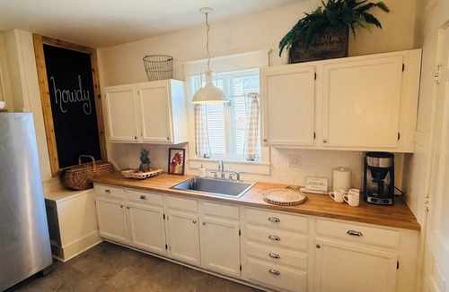 Franklin Apartment | The Howdy Inn-Rustic Charm and Modern Comfort