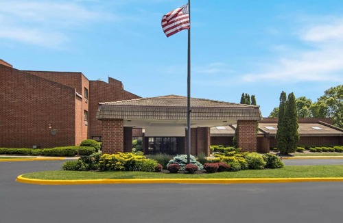 Manitowoc Hotel | The Inn on Maritime Bay, an Ascend Collection Hotel