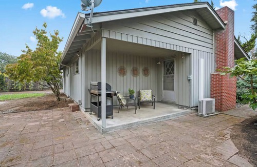 Central Oregon House | The Jasmine House: A cozy 2-bedroom retreat in central Eugene, perfect for families.