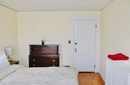 Oak Square Hostel | The King's Room at TPH - Boston