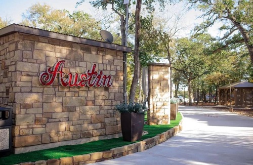 Austin Villa | The Lux Lounge near COTA: Hot Tub, BBQ & Events!
