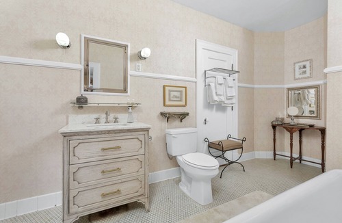 Roanoke Bed & Breakfast | The Maridor - "Rose" Historic home near lots of shops and restaurants