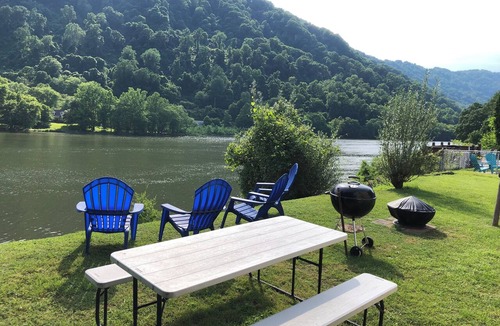 Mount Carbon Apartment | “The Mountain View” is a welcoming apartment with AC in charming Boomer by river