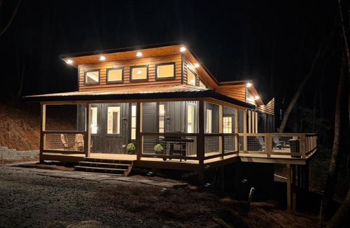 Sapphire Villa | The Onyx - Walk to Falls, Hot Tub, Resort Access, Luxe Approved