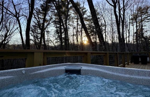 Sapphire Villa | The Onyx - Walk to Falls, Hot Tub, Resort Access, Luxe Approved