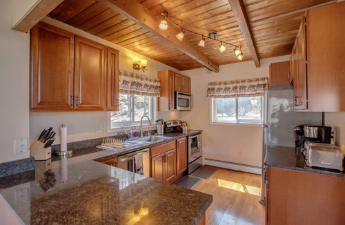 Lincoln House | The Rustic Elk Abode: A Mesmerizing Fall Retreat in White Mountains by the Kanc!