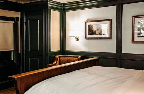 Tomahawk Hotel | The Sofia King Suite - Bootleggers Lodge on Lake Nokomis