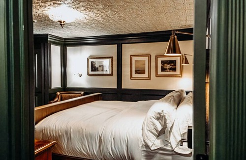 Tomahawk Hotel | The Sofia King Suite - Bootleggers Lodge on Lake Nokomis