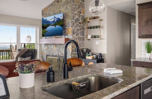 Front Royal Cottage | The VUE | Mountaintop 4BR | Hot Tub & Views