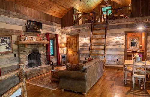 Goldbond Cabin | The Wilderness Lodge at Four Fillies Lodge w/Hot Tub