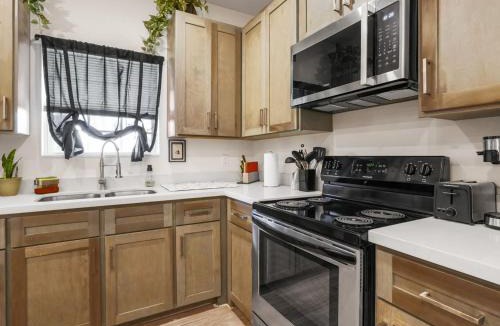 Bonanza Apartment | The WorkNest Stylish Stay w Desk & Fast Wi-Fi