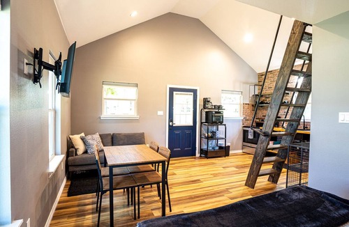 Canyon Lake Apartment | Tiny Home in Canyon Lake 5 mins to Lake & River, Prime Area, Pet Friendly!