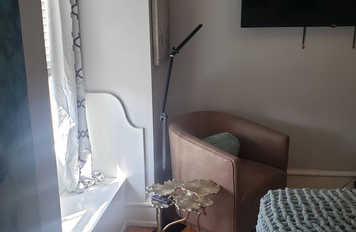 Wilmington Bed & Breakfast | Top-Floor 1BR-Walk to Everything-Safe, Quiet, Beautiful Home and Block to be on!