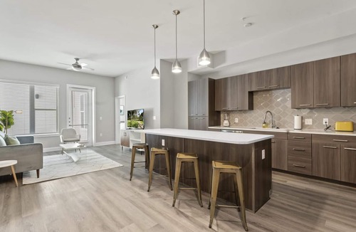 Pleasant Valley Apartment | Top Floor Soco 2BR King Suite 8 Mins to Downtown