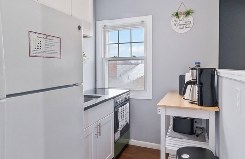 Kamm's Corners Apartment | TopFloor Near Airport One bedroom CLE