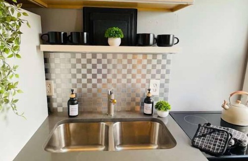 Kamm's Corners Apartment | TopUnit Floor Near Airport One bedroom