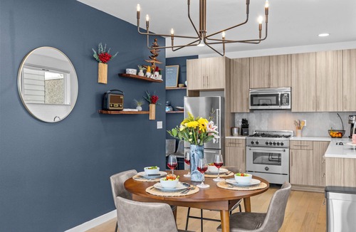 West Seattle House | Townhome w/Rooftop Deck-AC-15 min Dwntwn-Walk 2 Restaurants/Bars.