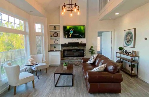 Royal House | Tranquil, 3BR, entertaining, Mountain Home
