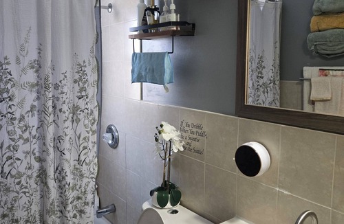 Roosevelt House | Tranquil room and bathroom in a house with AC and central heating system