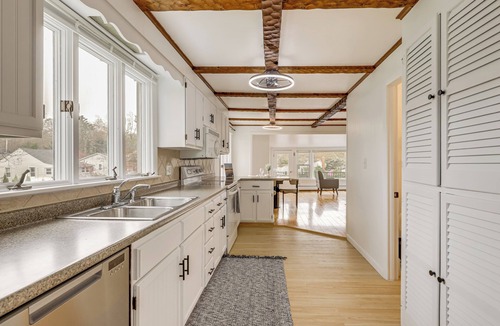 Bolton House | Tranquil Waters: Modern Bolton Escape on the Lake