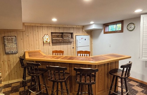 Dyersville House | Travel Team Retreat: Fabulous 4-bedroom house with AC in charming Dyersville