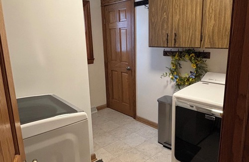 Dyersville House | Travel Team Retreat: Fabulous 4-bedroom house with AC in charming Dyersville