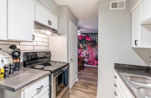 Central Arlington Apartment | Tropical Vibe 1BR Unit near AT&T Stadium