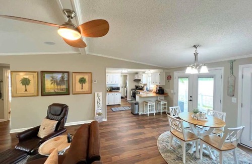 Prosperity House | Turtle Town Bungalow on Lake Murray w/RV Parking