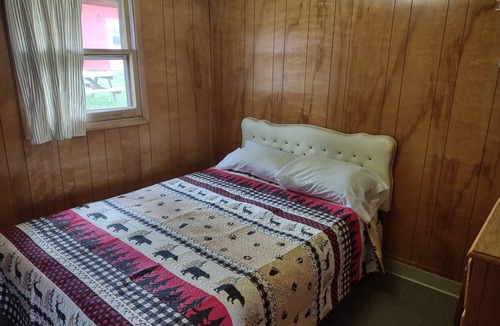 Tomahawk Resort | Twin Bay Resort Lakeside Cabin #3