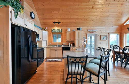 Stone Lake Cabin | Twin Pines: Dog-Friendly Lakefront Cabin w/Private Dock & Kayaks