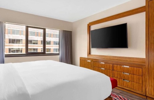 West End Hotel | Two 1BR King Suites | 5-Min Drive to White House | Free Breakfast w/Pool Access