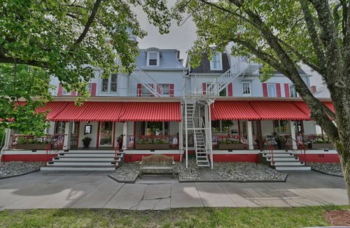 Milford House | Two Bedroom King Suite, Tom Quick Inn, Daily Housekeeping, Bar Onsite